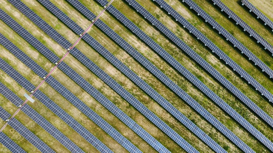 PV-freiflächenanlage aus der vogelperspektive